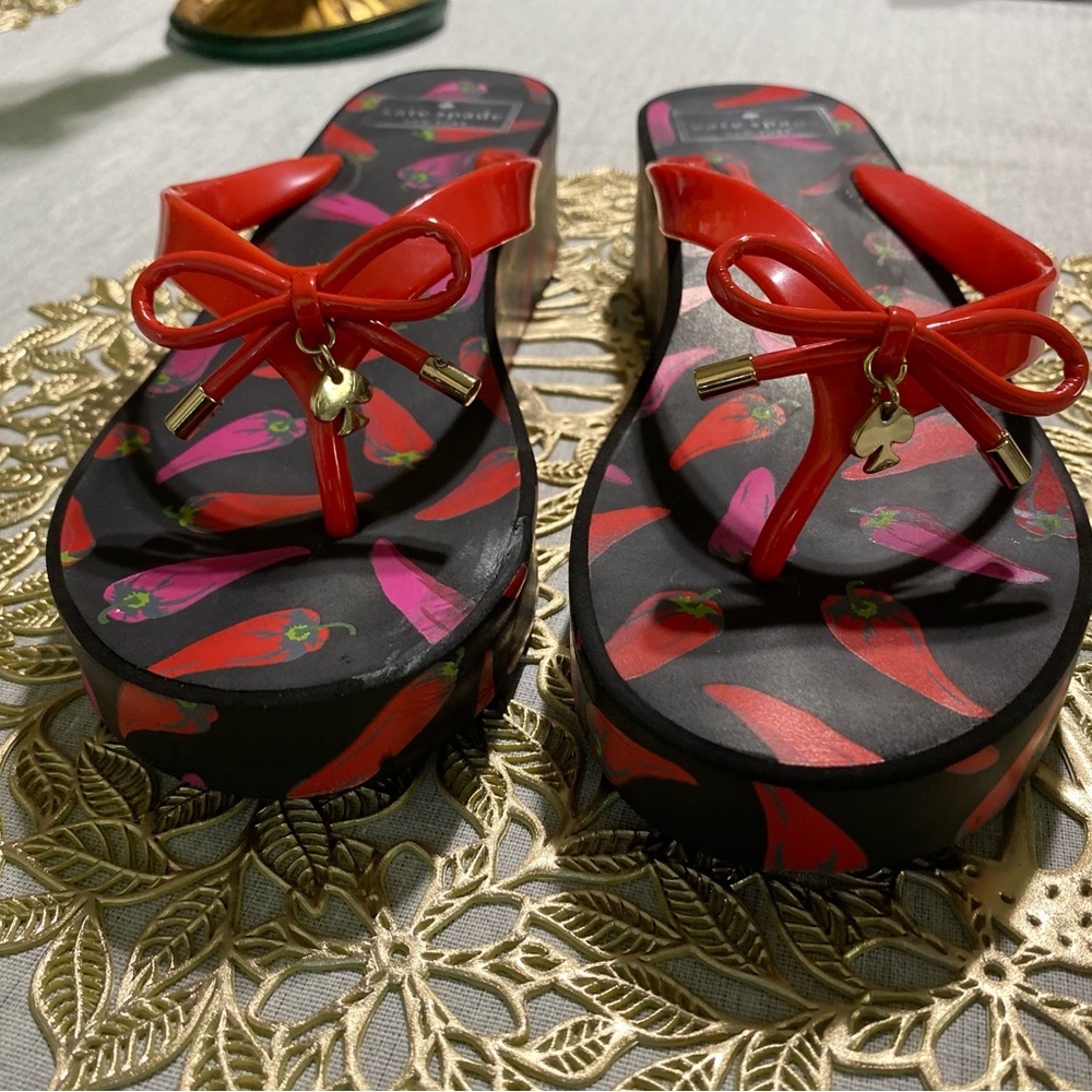❤️‍🔥❤️‍🔥❤️‍🔥Kate Spade Caynnne Pepper Red & Black Wedged Bowed 🎀Thong Sandals - Picture 4 of 9